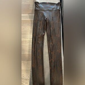 COPY - SPANX Snake Print Faux Leather
Leggings